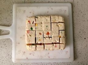 蒸好后，把方盘倒扣，鸡肉块脱落，再用干净的刀切成小块即可。