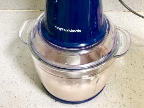 把鸡胸肉和山药一起放进料理机打成泥状（我用的是摩飞食物处理器）。普通料理机一开始打可能比较困难，因为没有加水，但搅拌一会儿，山药打散后，就会膨胀，起到水的作用。