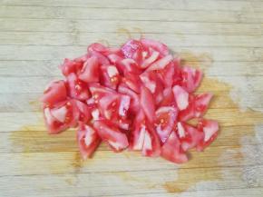 番茄洗干净去皮切成小块。