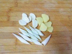 葱姜蒜洗干净切碎。