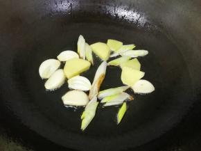 炒锅内倒适量的食用油烧热，下入葱姜蒜炒香。