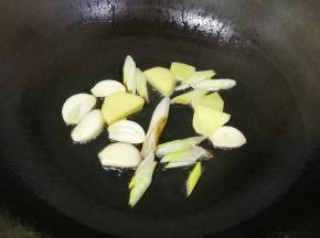 炒锅内倒适量的食用油烧热，下入葱姜蒜炒香。