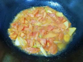 加一点点开水，小火翻炒至番茄变软炒出汤汁。