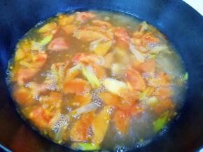 加入开水大火烧开，转中火煮至汤汁变浓。