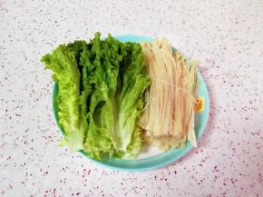 生菜金针菇洗干净装盘。