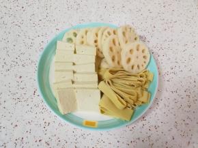 莲藕、豆腐和豆腐皮洗干净切好装盘。