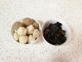 丸子提前解冻，干木耳提前泡发好洗干净。