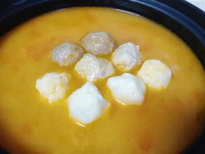 下入丸子中小火煮10分钟左右。