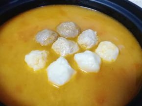 下入丸子中小火煮10分钟左右。