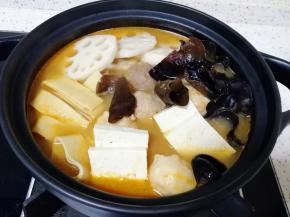 下入豆腐、豆腐皮、莲藕和木耳煮3分钟左右。