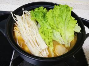 下入生菜和金针菇煮熟即可。