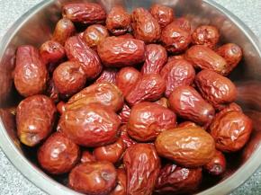 准备好和田大枣，用水冲洗一下。