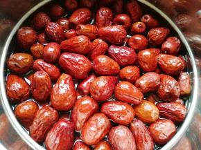 放入蒸锅，加水没过枣，大火烧开以后转中火煮半个小时。