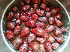 煮好以后不要急着打开锅盖，继续焖半个小时，这是煮好焖过的大枣。