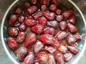煮好以后不要急着打开锅盖，继续焖半个小时，这是煮好焖过的大枣。