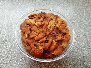 煮好的大枣去皮去核。