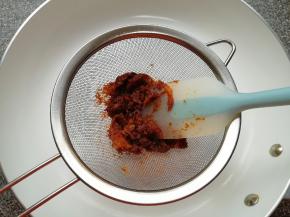 分多次少量过筛(这一步比较漫长，需要有耐心)。