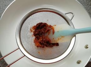 分多次少量过筛(这一步比较漫长，需要有耐心)。