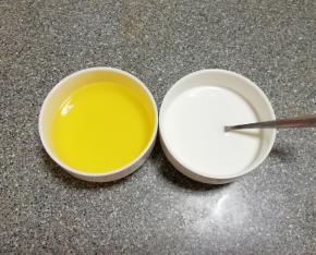 准备好玉米油，澄粉和纯净水加在一起搅拌均匀，制作好澄粉水。