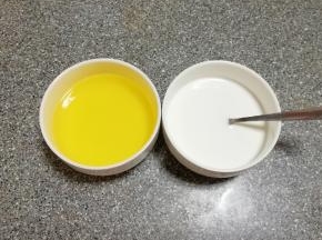 准备好玉米油，澄粉和纯净水加在一起搅拌均匀，制作好澄粉水。