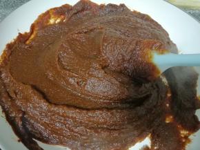 过过筛的枣泥放入不粘锅(我过筛的时候直接就过在不粘锅里面了)，小火不停的翻炒至枣泥可以成团。