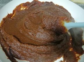 过过筛的枣泥放入不粘锅(我过筛的时候直接就过在不粘锅里面了)，小火不停的翻炒至枣泥可以成团。