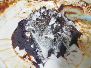 成团的枣泥离火降温，分五次加入澄粉水，每一次加入以后，一定要搅拌均匀之后再小火翻炒，然后再进行下一次的加入。