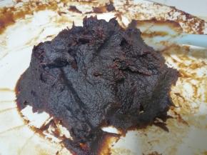 再分五次加入玉米油，每一次加入以后，小火翻炒至玉米油完全被枣泥吸收，再进行下一次加入。