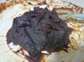 再分五次加入玉米油，每一次加入以后，小火翻炒至玉米油完全被枣泥吸收，再进行下一次加入。