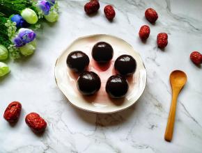 炒制成功的枣泥馅很光滑，不粘手。