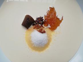 将花生仁以外的其它食材全部放入不粘锅。