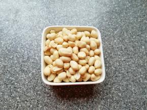 准备好熟的花生仁。