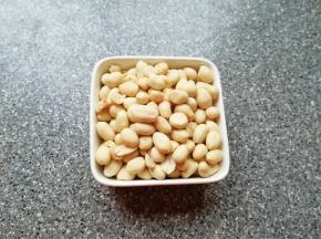 准备好熟的花生仁。