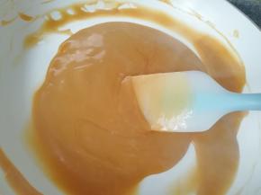 燃气灶开最小火，不停的搅拌。