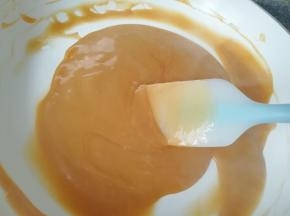 燃气灶开最小火，不停的搅拌。