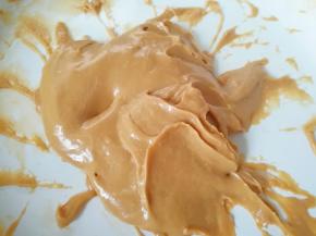 28分钟的时候，已经基本上成团了，再搅拌几分钟关火（如果想吃软一点口感的太妃糖，这个状态就差不多了，如果想吃硬一点口感的太妃糖，就需要搅拌的时间再长一点）。