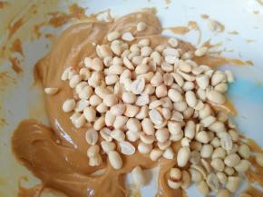 加入花生仁搅拌均匀。