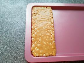 盛入不粘烤盘整形。