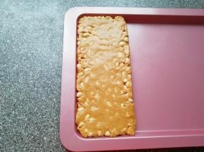 盛入不粘烤盘整形。