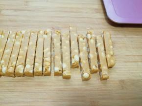 趁着温热的时候切成条状。