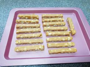 放在烤盘里晾凉。