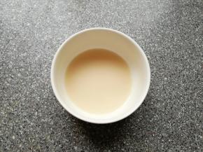 将发酵粉放入小碗里，加入30g温水调匀备用。