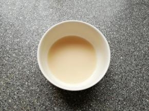 将发酵粉放入小碗里，加入30g温水调匀备用。