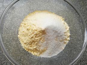 准备好新良玉米饺子粉,加入细砂糖搅拌均匀。