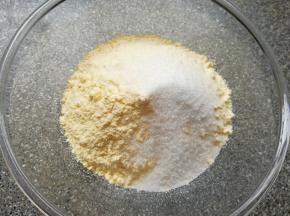 准备好新良玉米饺子粉,加入细砂糖搅拌均匀。