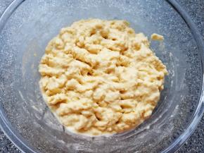 分次加入剩下的温水搅拌均匀。