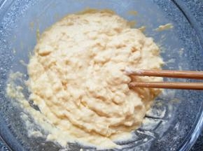 加入酵母水搅拌均匀。