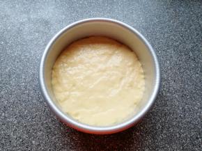 模具底部垫一张油纸，内壁刷一层食用油，方便脱模(我用的是六寸戚风蛋糕模具)，将搅拌好的发糕面糊倒入模具里面，用硅胶刮铲蘸水抹平表面，盖上保鲜膜发酵至1.5–2倍大。