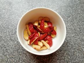 若羌灰枣洗干净擦干水分，去核一切四半备用。