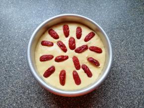 发酵好的发糕放上红枣装饰，凉水上锅，上汽后转中火蒸半个小时，焖3-5分钟出锅。